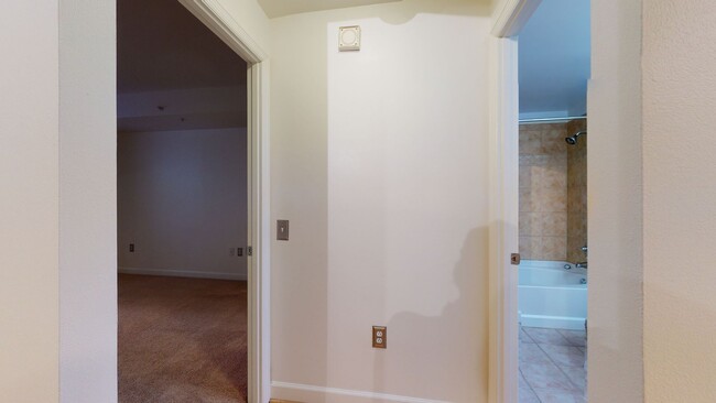 Building Photo - Logan Circle One Bedroom One Bath With Lar...