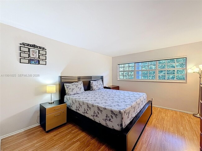 Building Photo - 605 Oaks Dr