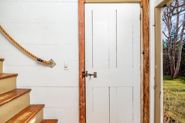 Building Photo - 134 Three Mile Harbor Rd