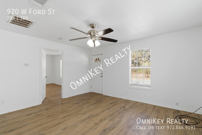 Building Photo - 920 W Ford St