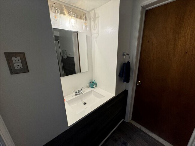 Building Photo - 9 Second St