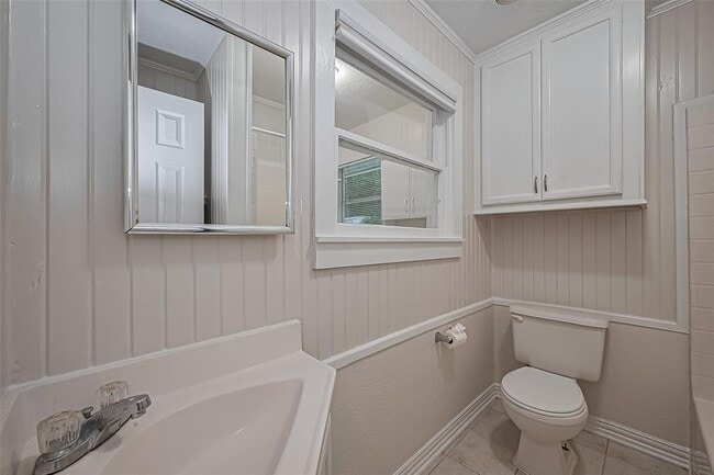 Building Photo - 1372 W Pine Lake Cir