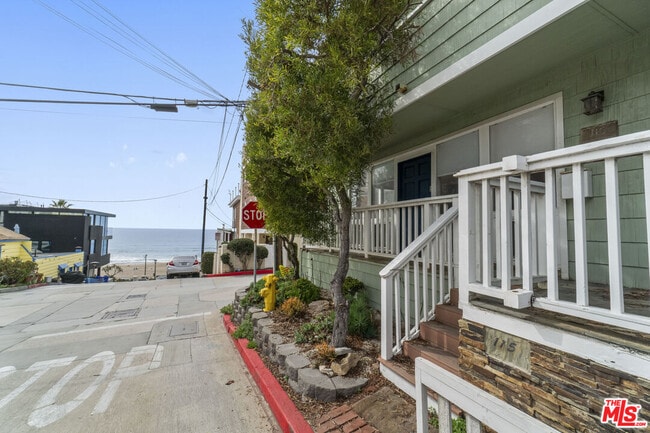 Building Photo - 115 44th St