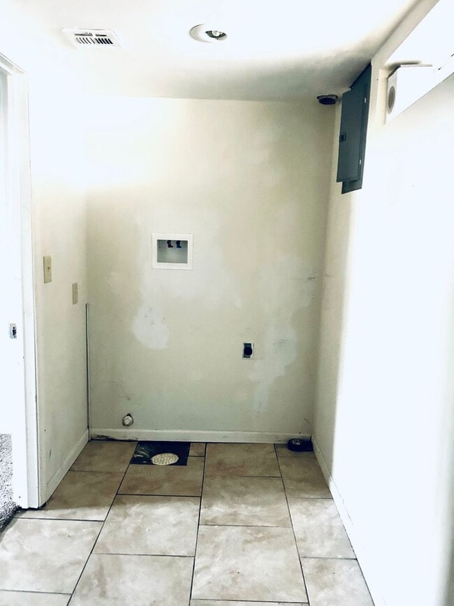 Building Photo - Spacious Home on Large Corner Lot