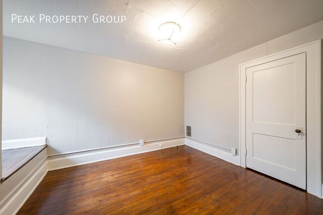 Building Photo - MOVE IN NOW! Newly Renovated Townhome! Loc...