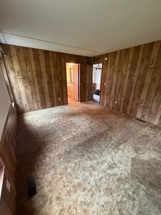 Building Photo - 3 Bedroom with a View!