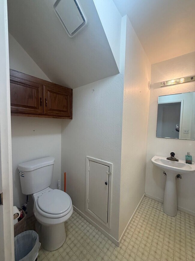 Building Photo - Beautiful Royal Oaks Home