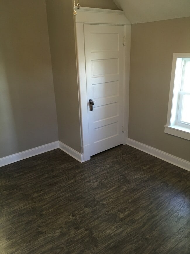Building Photo - 4bdrm 1ba House for Rent $975 Central Heat & Air