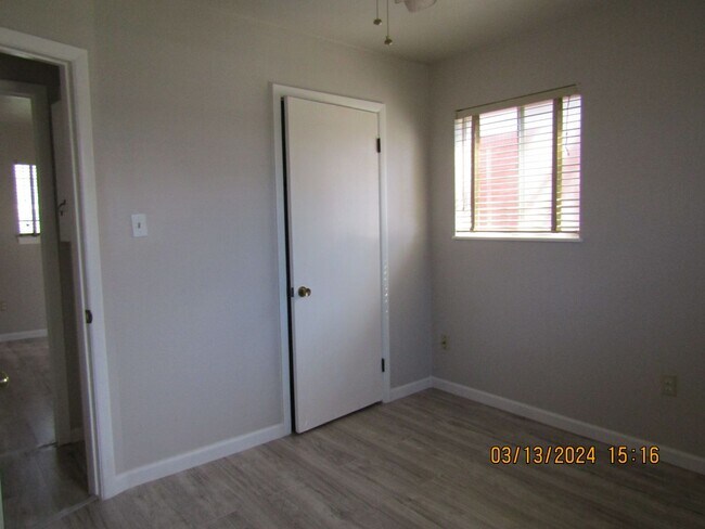 Building Photo - Freshly Painted/New Flooring Home!! Pets N...