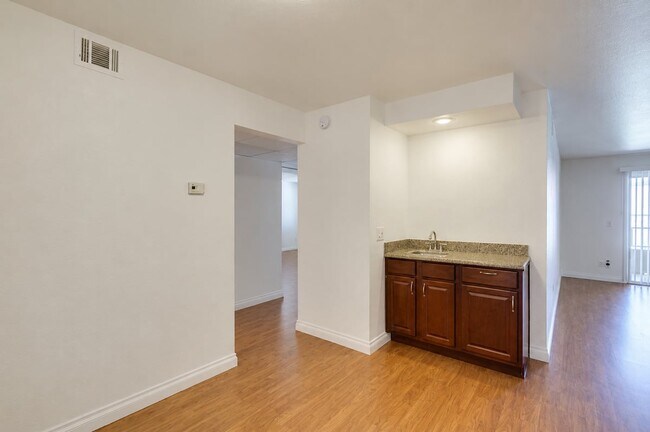 Building Photo - Beautiful 2-Bed, 2-Bath 2nd-Floor Condo Near The Lakes!