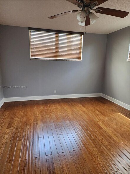 Building Photo - 681 S Hollybrook Dr