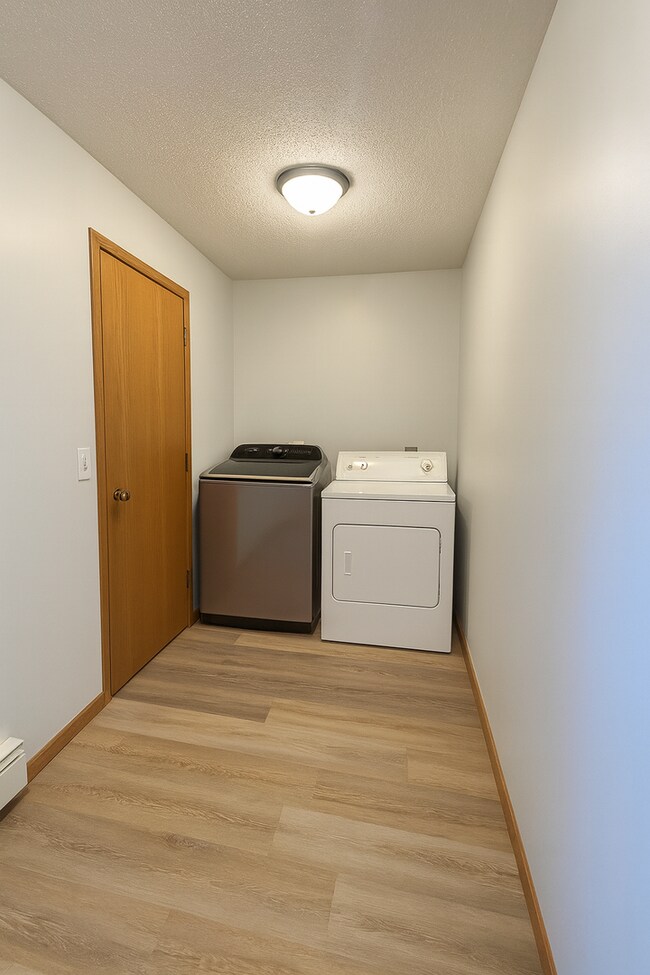 Building Photo - Quaint, Updated 1 Plus Den Condo in Bloomington.