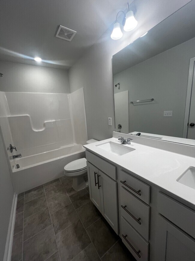 Building Photo - 5871 Woodlawn Dr