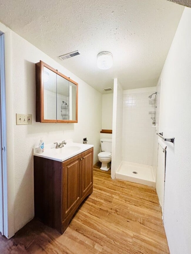 Building Photo - 3 Bedroom 2 Bath Tri-Level Home with 2 car...