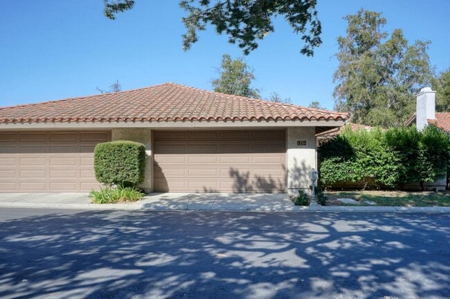 Building Photo - 667 Arroyo Oaks Dr