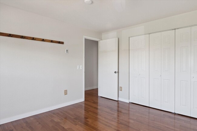 Building Photo - (PRICE DROP) Beautiful & Large 4-Bd 2.5-Ba...