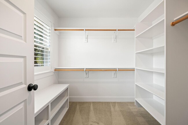 Building Photo - Spacious 4-Bedroom Dream Home – Perfect fo...
