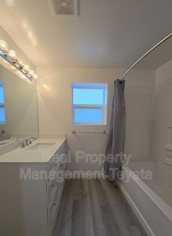 Building Photo - 2475 Yew Street Rd