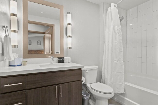 Building Photo - 390 N 2nd Ave