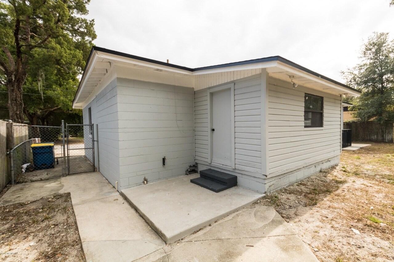 back side entry - 3248 Shetland Rd W