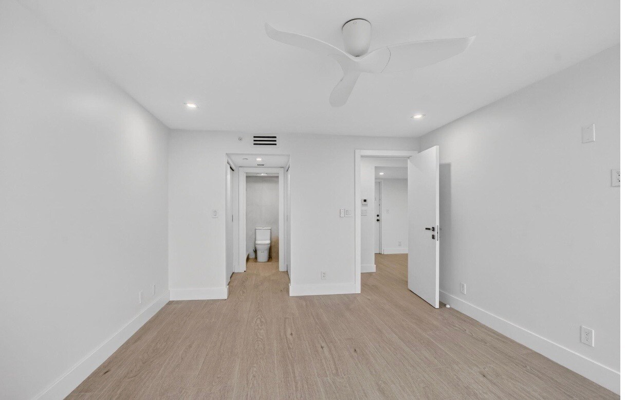 Building Photo - 7835 Lakeside Blvd