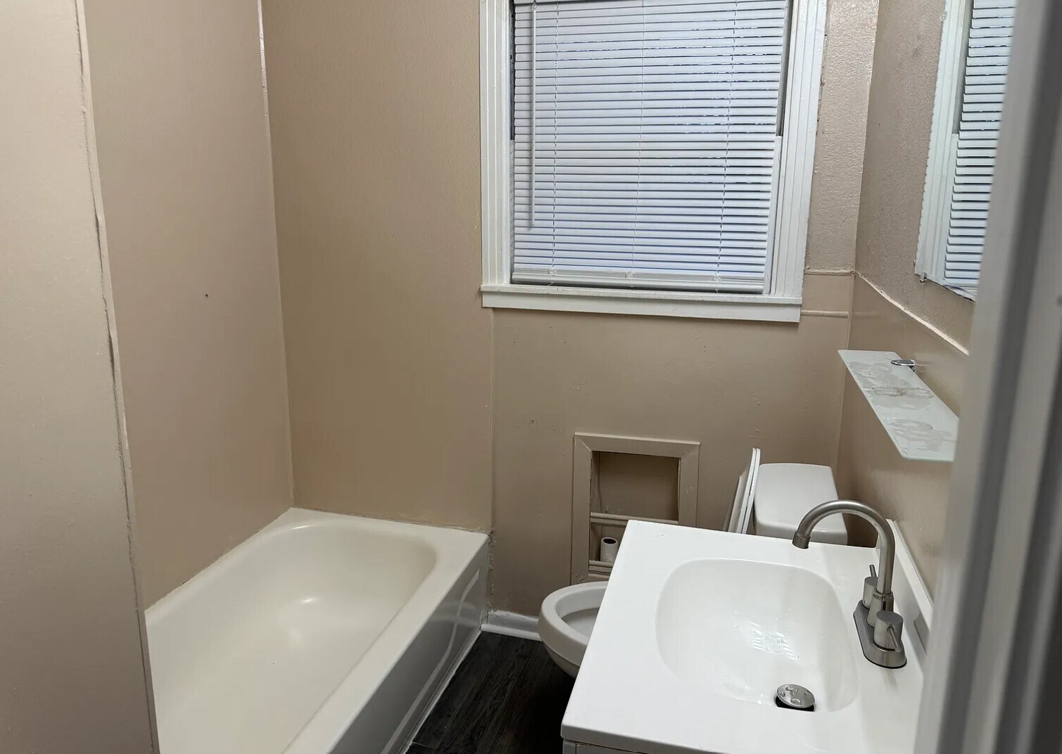 Building Photo - 1525 Wayside Dr