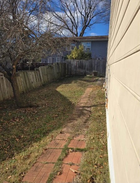 Building Photo - 300 Red Oak Dr