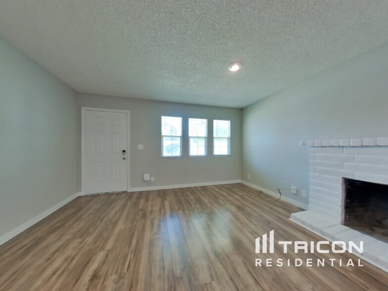Building Photo - 1373 Hobart Dr