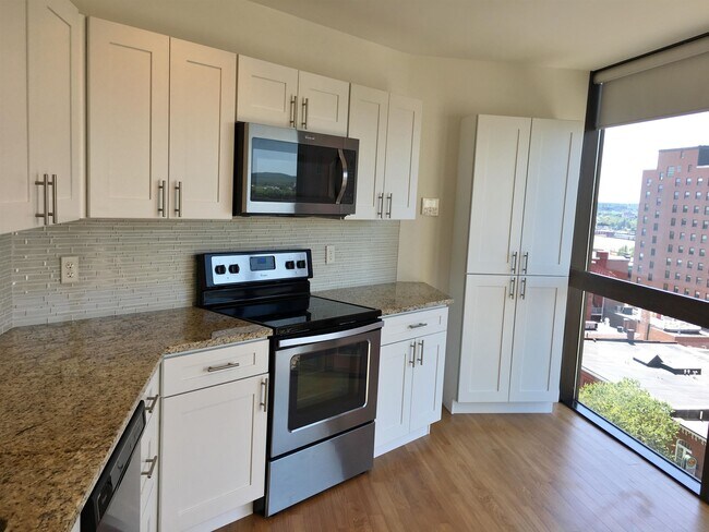 Building Photo - 875 Elm St