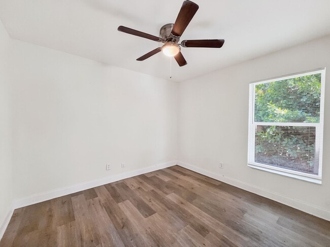 Building Photo - Annual rental offering privacy and space on 1.14 acres in Naples!