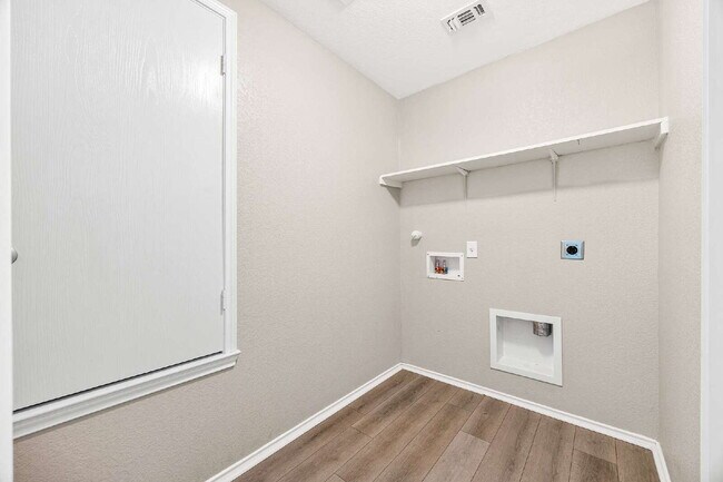 Building Photo - "Charming 3-Bedroom Oasis with 2 Full Baths – Your Perfect Retreat in Schertz!"