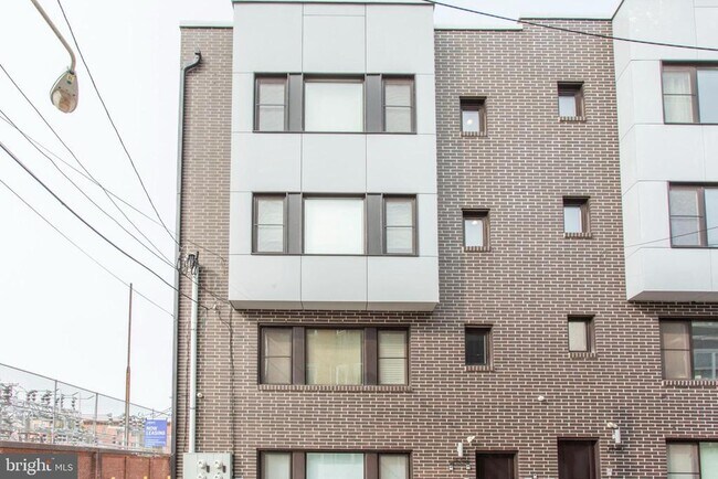 Building Photo - 2553 Montrose St