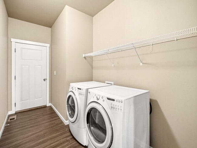 Building Photo - Spacious 5-Bedroom Home with Private Yard & Parking in Spokane