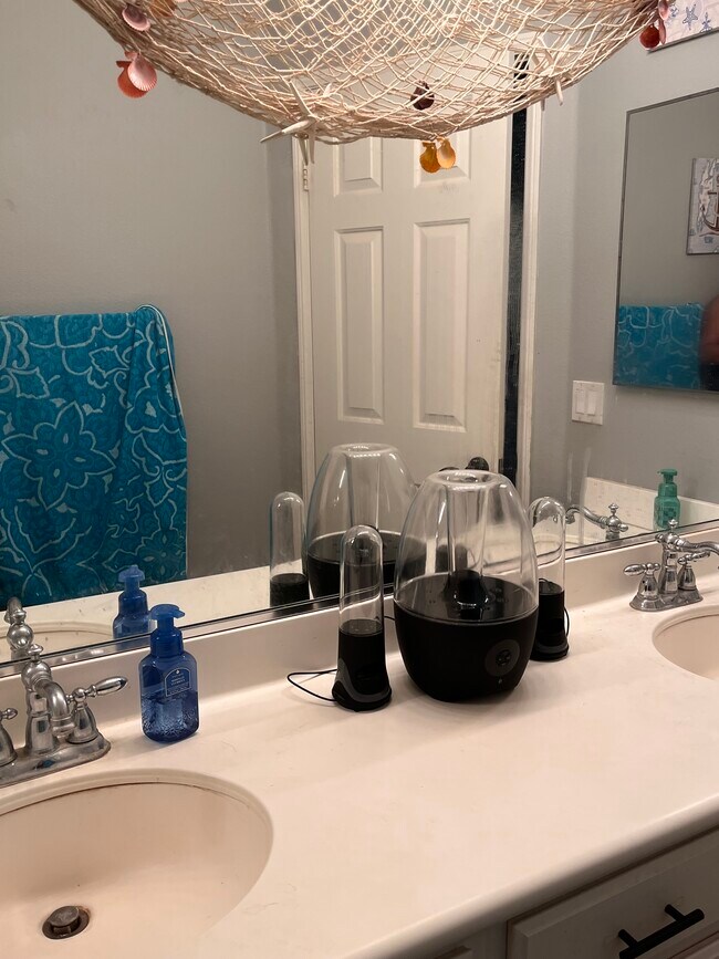 Bathroom (upstairs) - 1552 Shadow Hill Trl