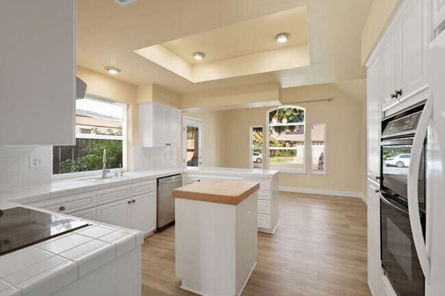 Building Photo - Spacious 5-Bedroom Home with Pool in NE Fr...