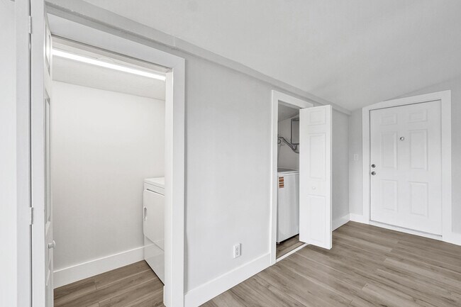 Building Photo - 5601 SW 36th Ct