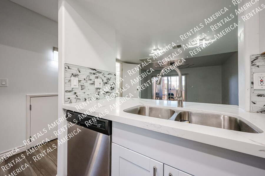 Building Photo - 1601 W Sunnyside Dr