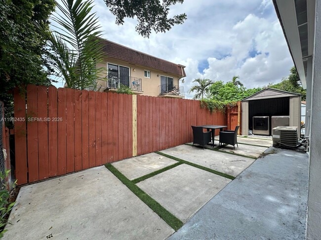 Building Photo - 2550 SW 9th St