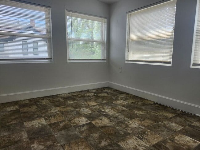 Building Photo - 523 W Maple Ave