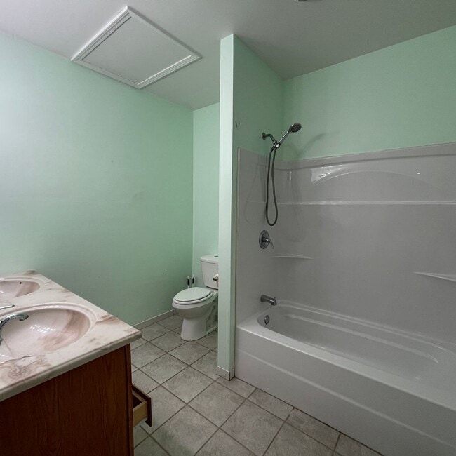 Building Photo - 3 bedroom close to Interstate in Kodak! On...
