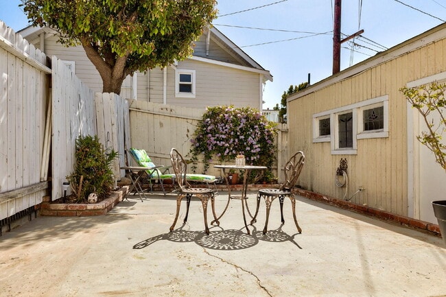 Building Photo - "Delightful 1-Bedroom Apartment in Historic Home!"