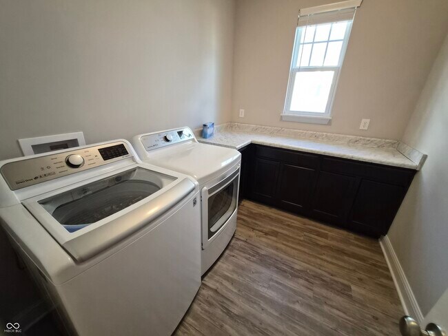 Building Photo - 14221 James Dean Dr