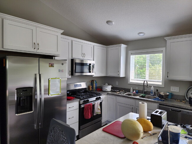 Building Photo - "Spacious 4-Bedroom Gem with 3 Full Baths and Nearly 2,000 Sq Ft of Comfort in Waverly!"