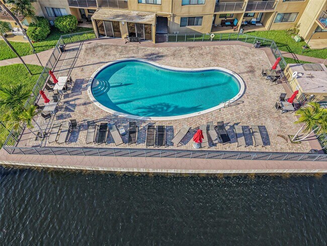 Building Photo - 301 Golden Isles Dr