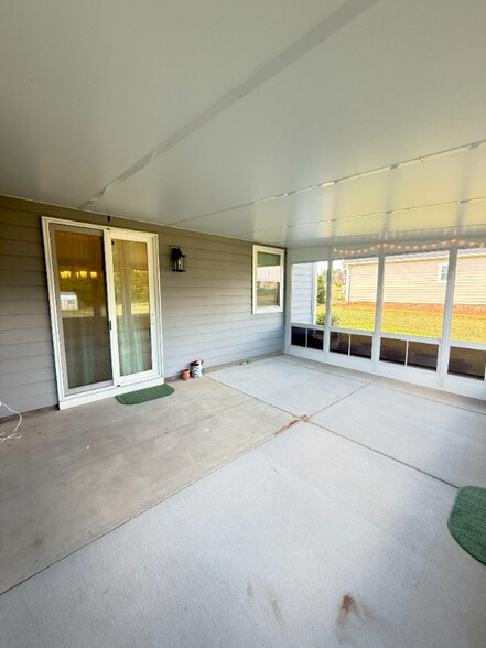Building Photo - 155 Goldenrod Cir