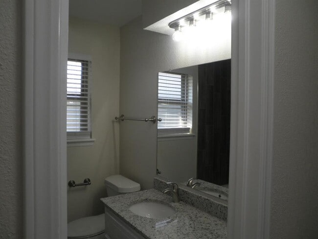 Building Photo - 1417 Oakcrest Ave