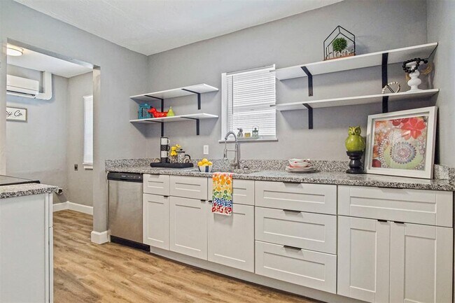 Building Photo - 1704 Cairo Ave