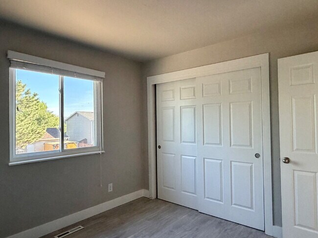Building Photo - Spacious 4 bedroom, 3 bathroom home in the heart of Aurora is ready for immediate move in! Conven...