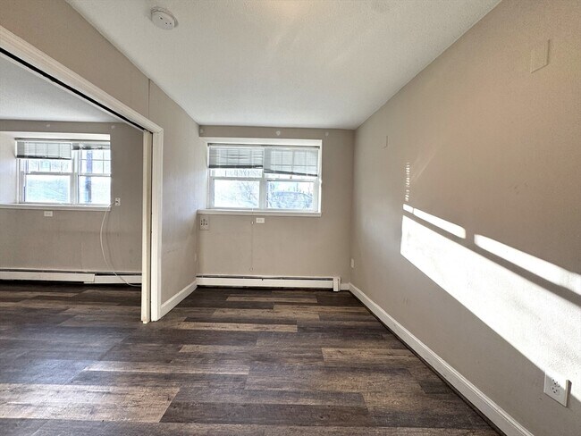 Building Photo - 625 Main St