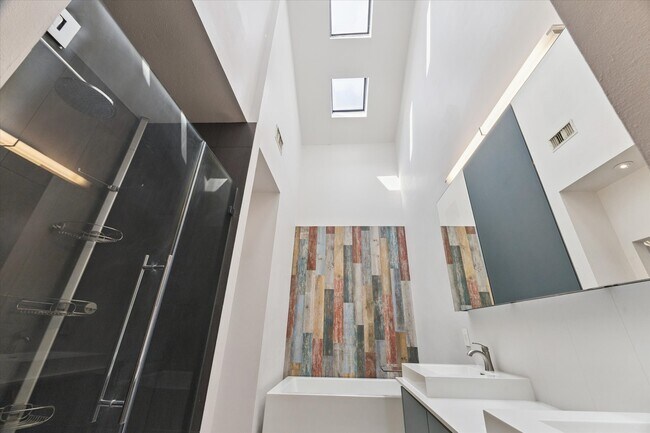 Building Photo - 1222 Marconi St